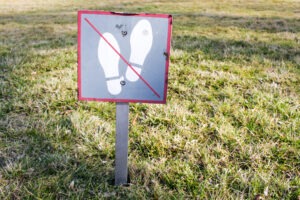 don’t walk on the grass sign